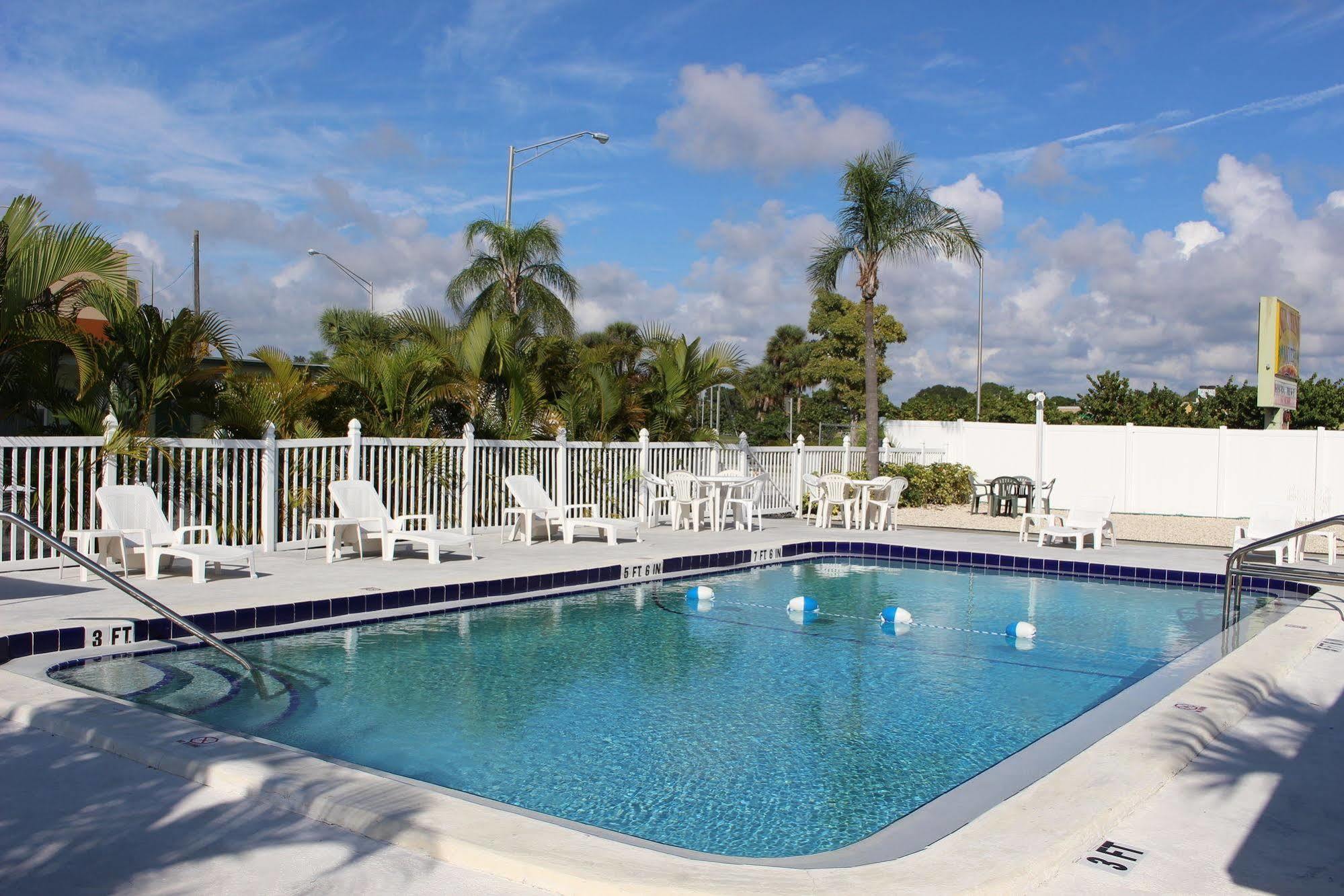 Sunshine Inn & Suites Venice, Florida Exterior photo