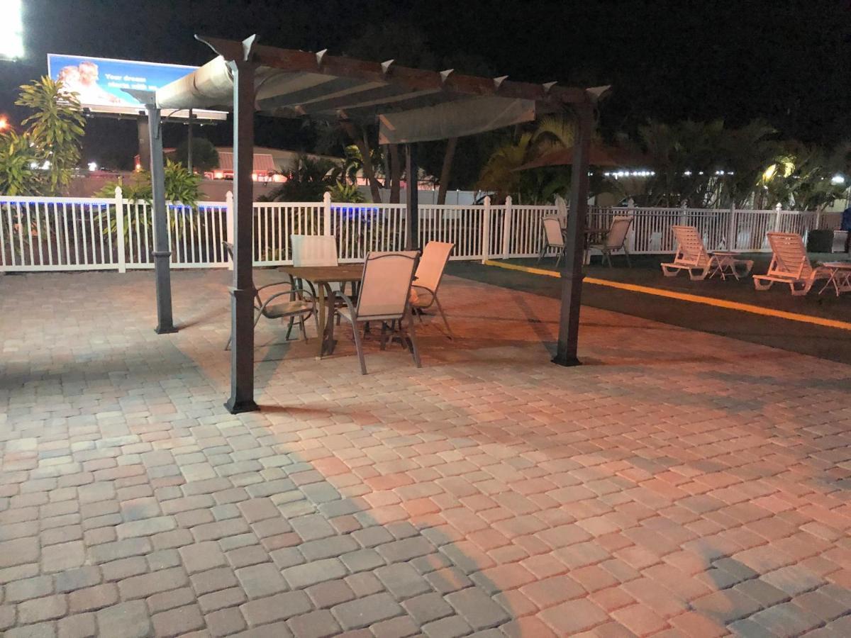 Sunshine Inn & Suites Venice, Florida Exterior photo