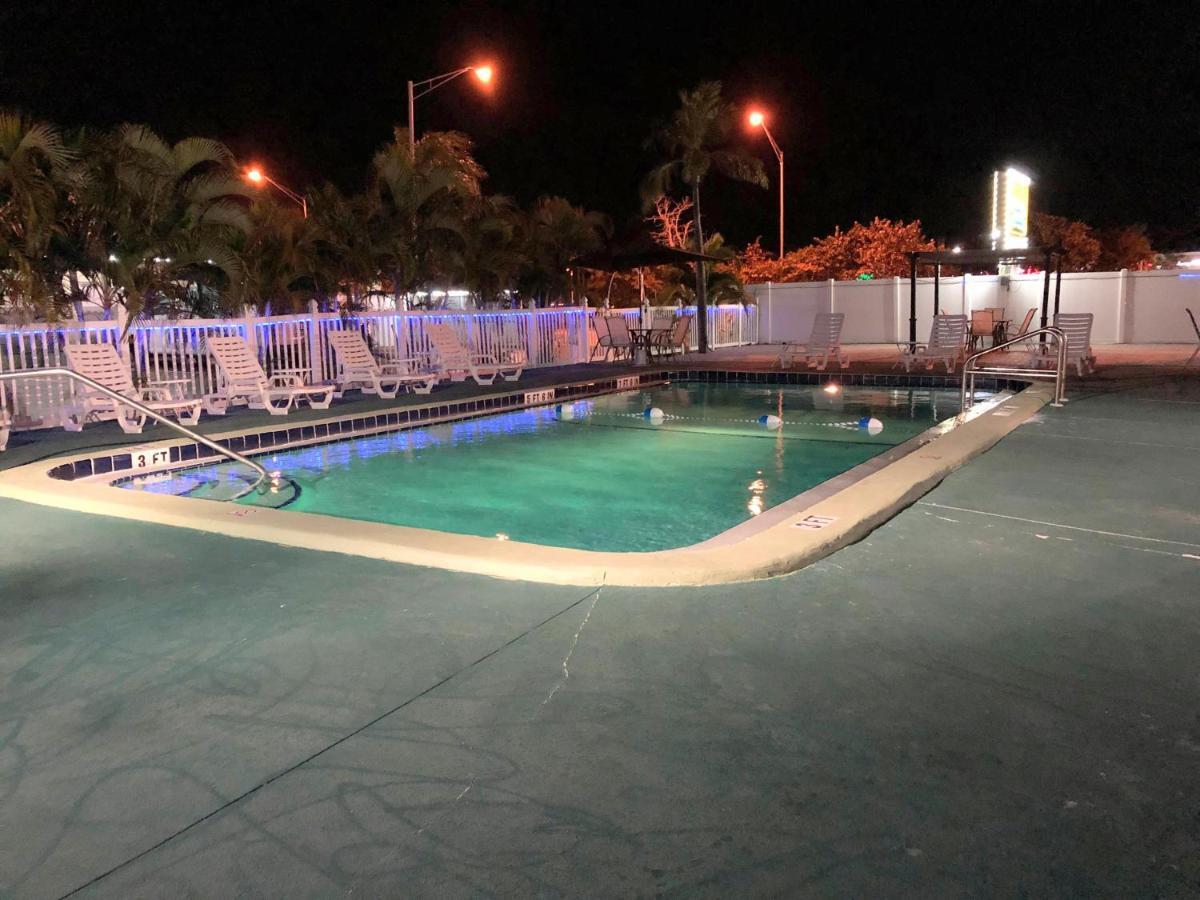 Sunshine Inn & Suites Venice, Florida Exterior photo