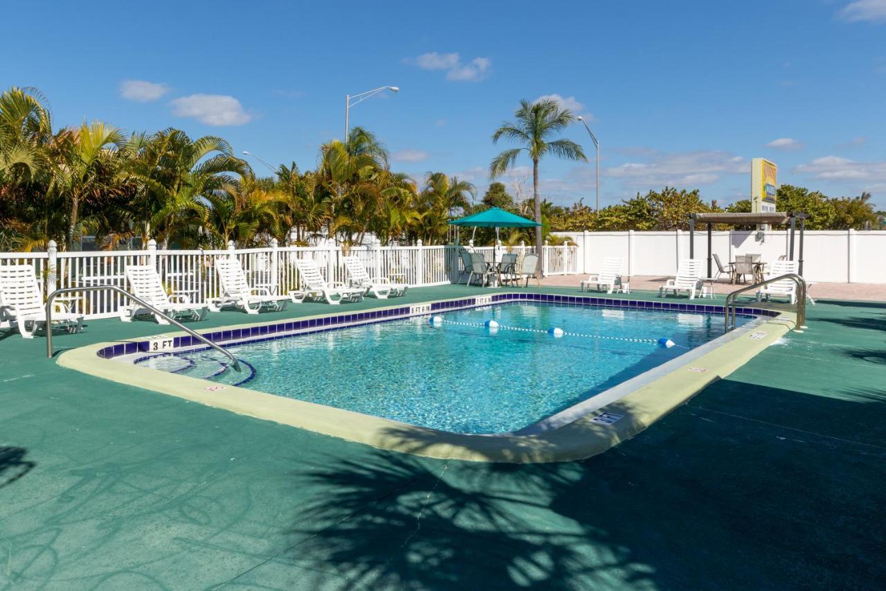 Sunshine Inn & Suites Venice, Florida Exterior photo